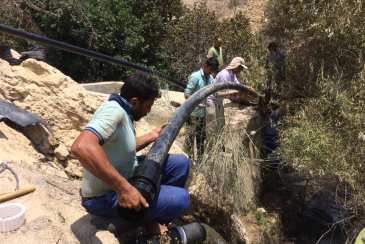 در پی بروزمشکلات آب روستاهای تنگستان مسئولان به یاری این شهرستان شتافتند و راهکارهای لازم برای حل بحران بی آبی روستاهای ساحلی تنگستان ارائه کردند.