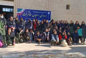 بازدید دختران دبیرستان قدس بوشهر از آب شیرین کن 22 هزار مترمکعبی نور ویژه