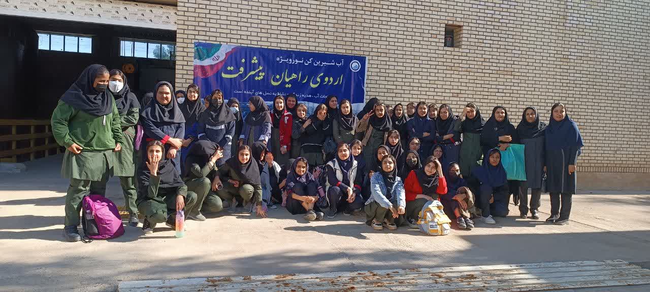 بازدید دختران دبیرستان قدس بوشهر از آب شیرین کن 22 هزار مترمکعبی نور ویژه